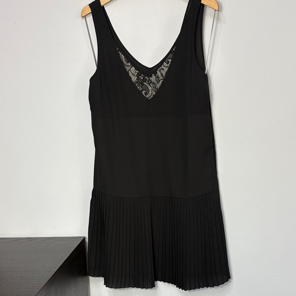 Very Moda Chic Black Dress with Lace Detail